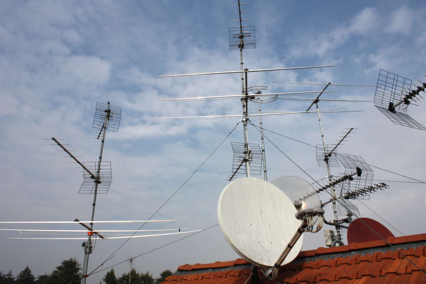 Antenne terrestri e parabola su tetto